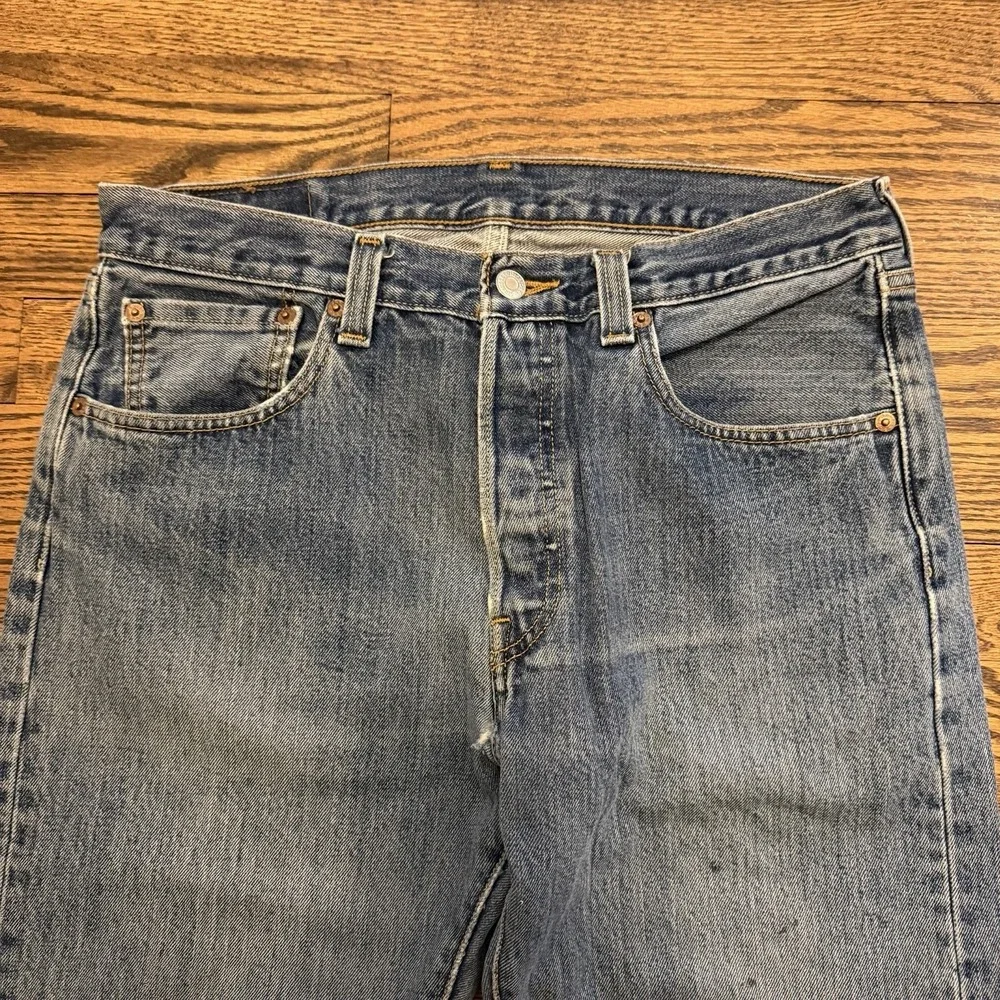 Levi's 501 Jeans Men's 32x32‎ Button Fly Medium Wash Distressed